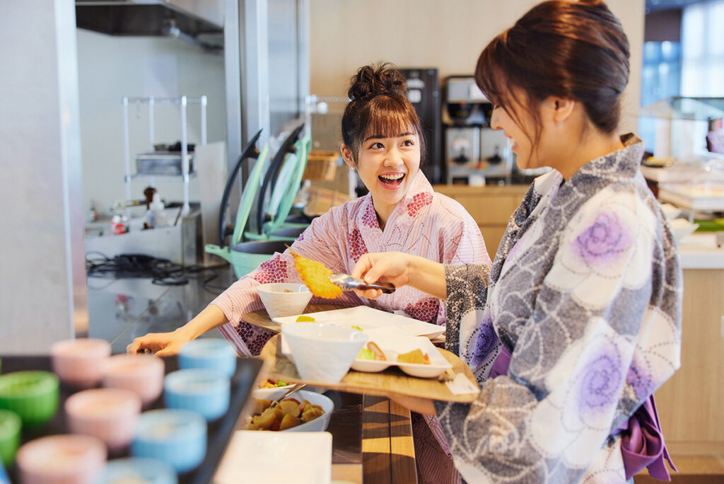 天成園小田原駅別館での朝食ビュッフェを楽しむ２人の浴衣姿の笑顔の若い女性