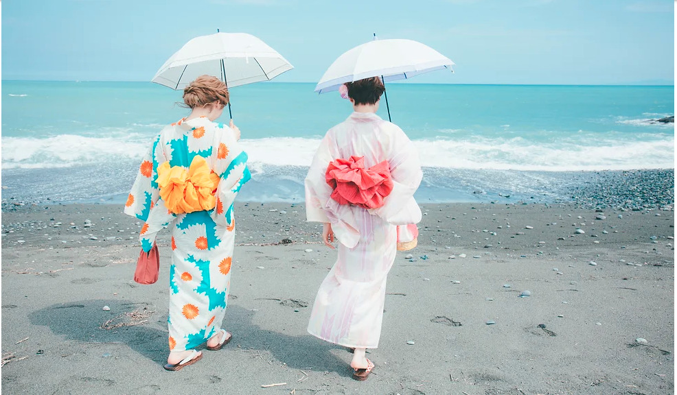 ミナカ小田原の中のレンタル浴衣店・きらりの浴衣を着て海岸を歩く若い女性