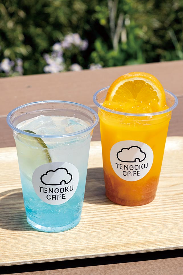十国峠山頂にある「TENGOKU CAFE」の人気ドリンク。写真は、ブルーのラムネ炭酸の「空」と静岡県産みかんのジュース「夕暮れ」