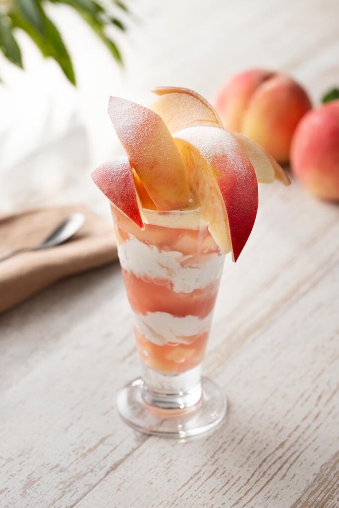 湯本富士屋ホテル「ラウンジ ウイステリア」の夏の「桃パフェ」。桃のシャーベットのピンクと白いアイスのグラデーションが目にも楽しい